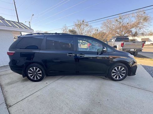 Used 2020 Toyota Sienna Limited Premium w/ Carpet Mat Package image 5