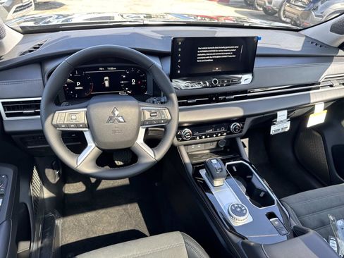 New 2025 Mitsubishi Outlander SE image 9