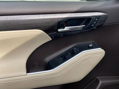 Used 2021 Toyota Highlander Limited image 15