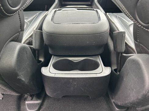 Used 2024 Chrysler Pacifica Premium image 40