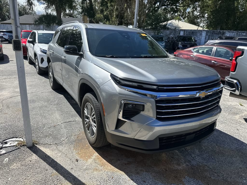 Used 2025 Chevrolet Traverse LT FWD image 3