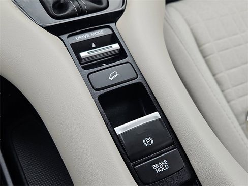 Certified 2023 Honda HR-V LX image 16