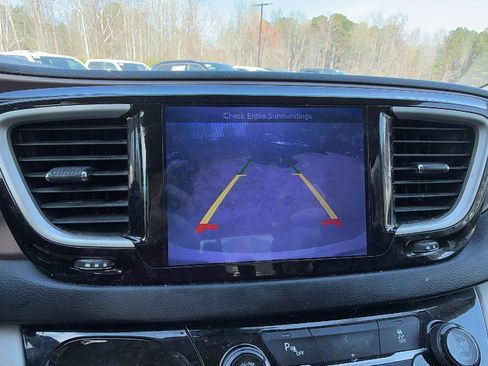 Used 2017 Chrysler Pacifica Touring-L image 28