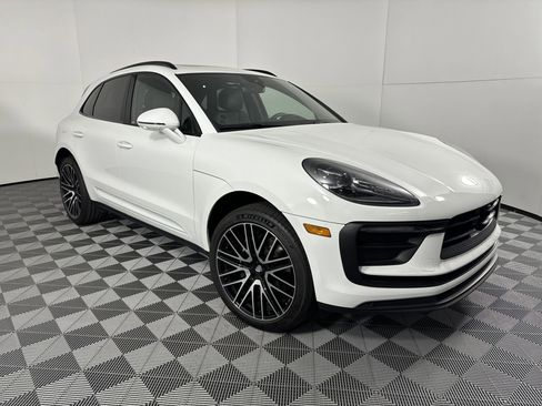 Certified 2025 Porsche Macan image 7