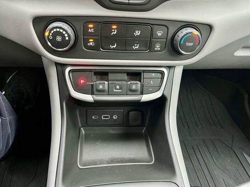 Used 2023 GMC Terrain SLE w/ LPO, Floor Liner Package image 23