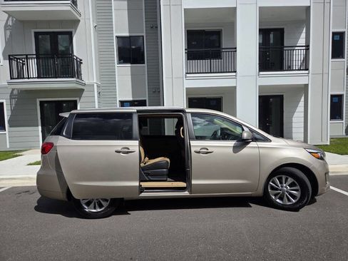 Used 2017 Kia Sedona LX w/ LX Essentials Premium Package image 6