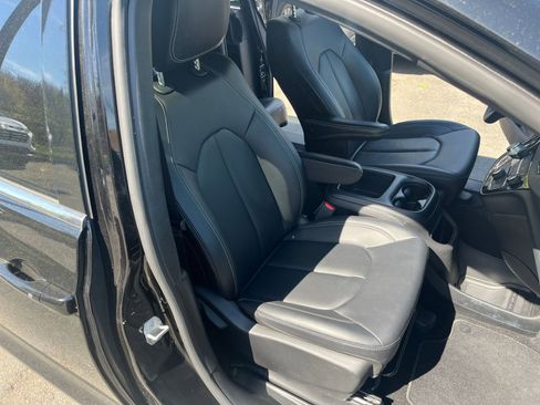 Used 2025 Chrysler Pacifica Select image 37