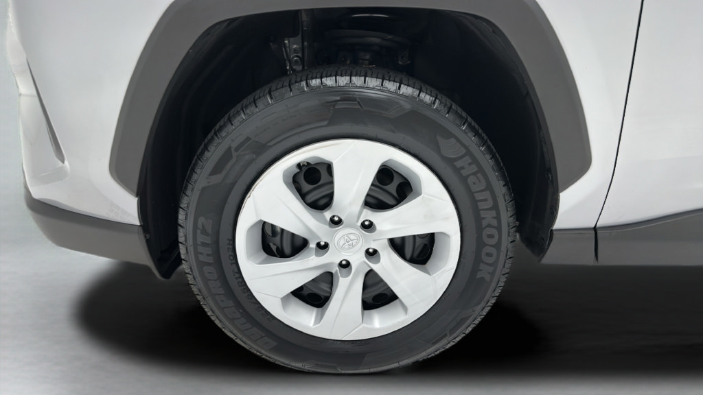 Used 2025 Toyota RAV4 LE AWD/4WD image 9