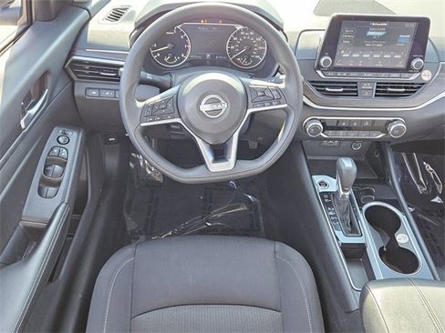 Used 2024 Nissan Altima 2.5 SV image 7