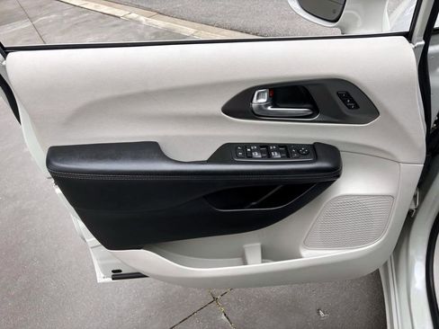 Used 2019 Chrysler Pacifica Limited w/ Advanced Safetytec Group image 11