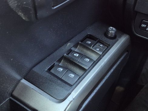Used 2020 Toyota Tacoma SR5 AWD/4WD image 9