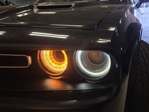 Used 2019 Dodge Challenger SXT image 30