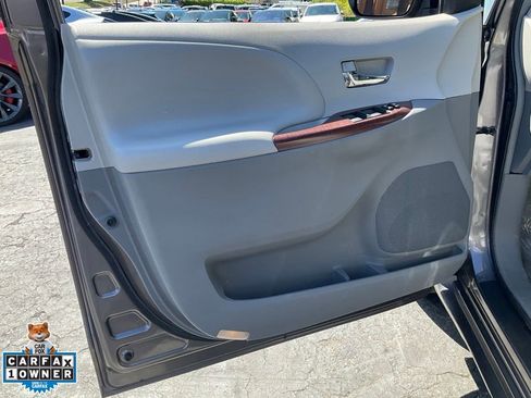 Used 2014 Toyota Sienna XLE image 22