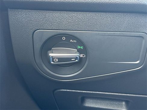 Used 2023 Volkswagen Tiguan SE image 34