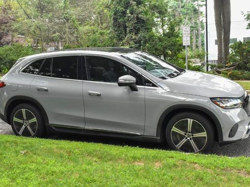Used 2023 Mercedes-Benz EQE 350+ 4MATIC SUV w/ Exclusive Trim Package image 9