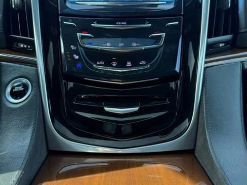 Used 2020 Cadillac Escalade Premium Luxury image 23