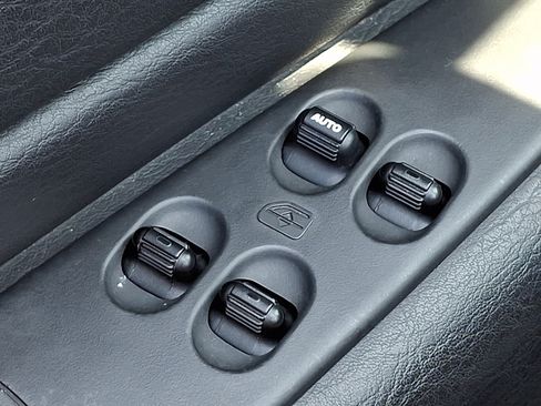 Used 2004 Chrysler Sebring LX FWD image 25