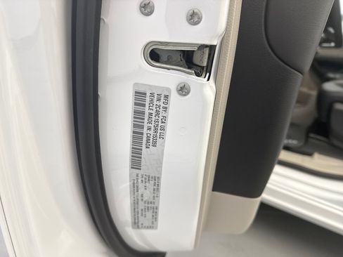 Used 2024 Chrysler Pacifica Limited FWD image 25