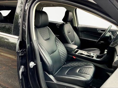 Used 2024 Ford Edge Titanium image 19