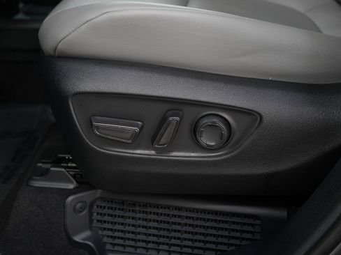 Used 2025 Toyota Sienna XLE AWD/4WD image 30