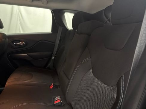 Used 2020 Jeep Cherokee Latitude FWD image 20