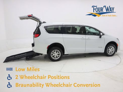 Used 2023 Chrysler Voyager LX image 1