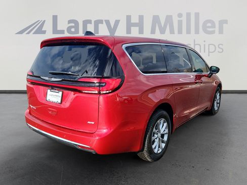 New 2026 Chrysler Pacifica Select image 6