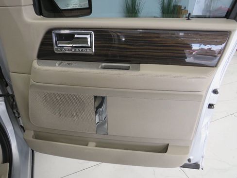 Used 2010 Lincoln Navigator 4WD image 26