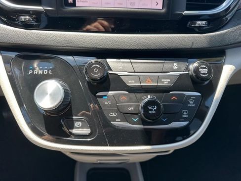 Used 2023 Chrysler Voyager LX FWD image 19