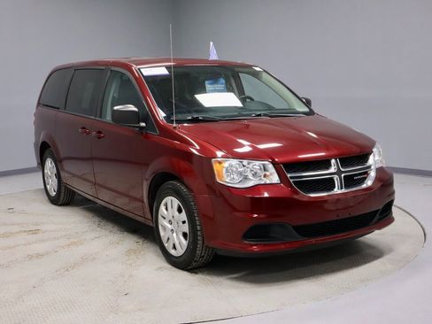 Used 2018 Dodge Grand Caravan SE w/ UConnect Hands-Free Group image 1
