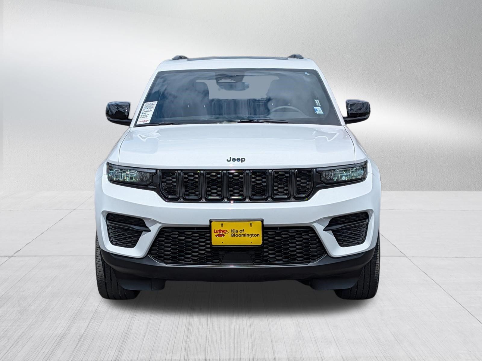 Used 2023 Jeep Grand Cherokee Altitude AWD/4WD image 2