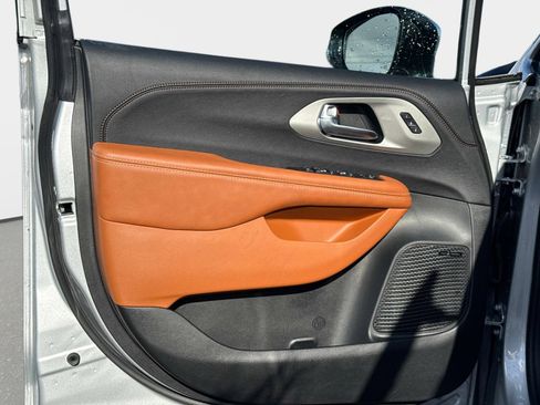 New 2026 Chrysler Pacifica Pinnacle image 19