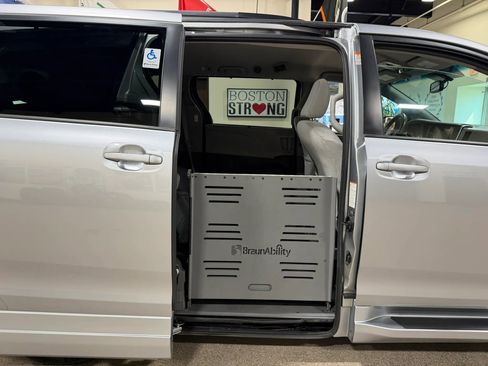 Used 2015 Toyota Sienna LE image 28