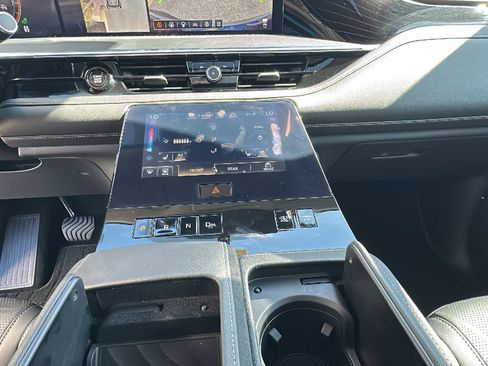 Used 2025 INFINITI QX80 Sensory image 21