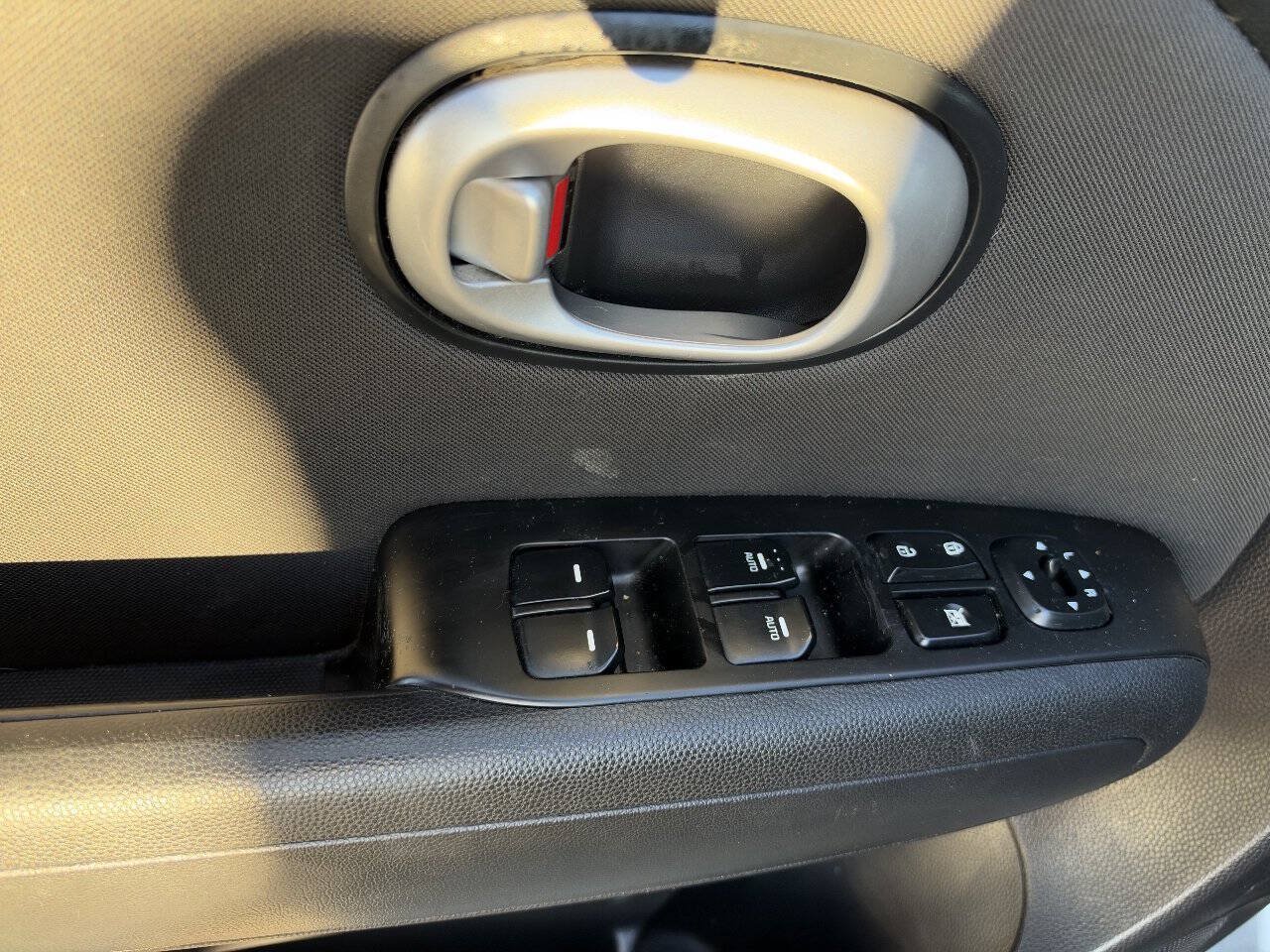 Used 2014 Kia Soul + FWD image 10