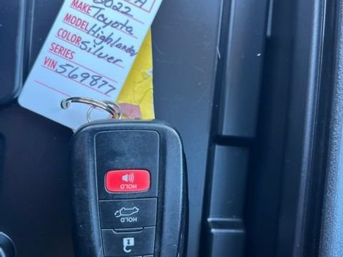 Used 2022 Toyota Highlander XLE AWD/4WD image 49