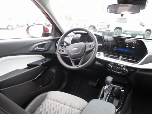 Certified 2025 Chevrolet Trax LT image 19