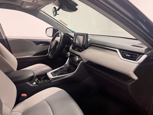 Used 2021 Toyota RAV4 XLE Premium image 11