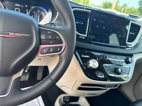 Used 2023 Chrysler Pacifica Touring-L FWD image 15