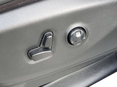 Used 2024 Chrysler Pacifica Touring-L FWD image 9