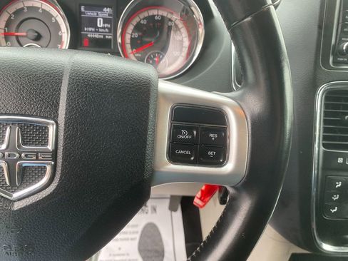 Used 2018 Dodge Grand Caravan SE w/ UConnect Hands-Free Group image 17