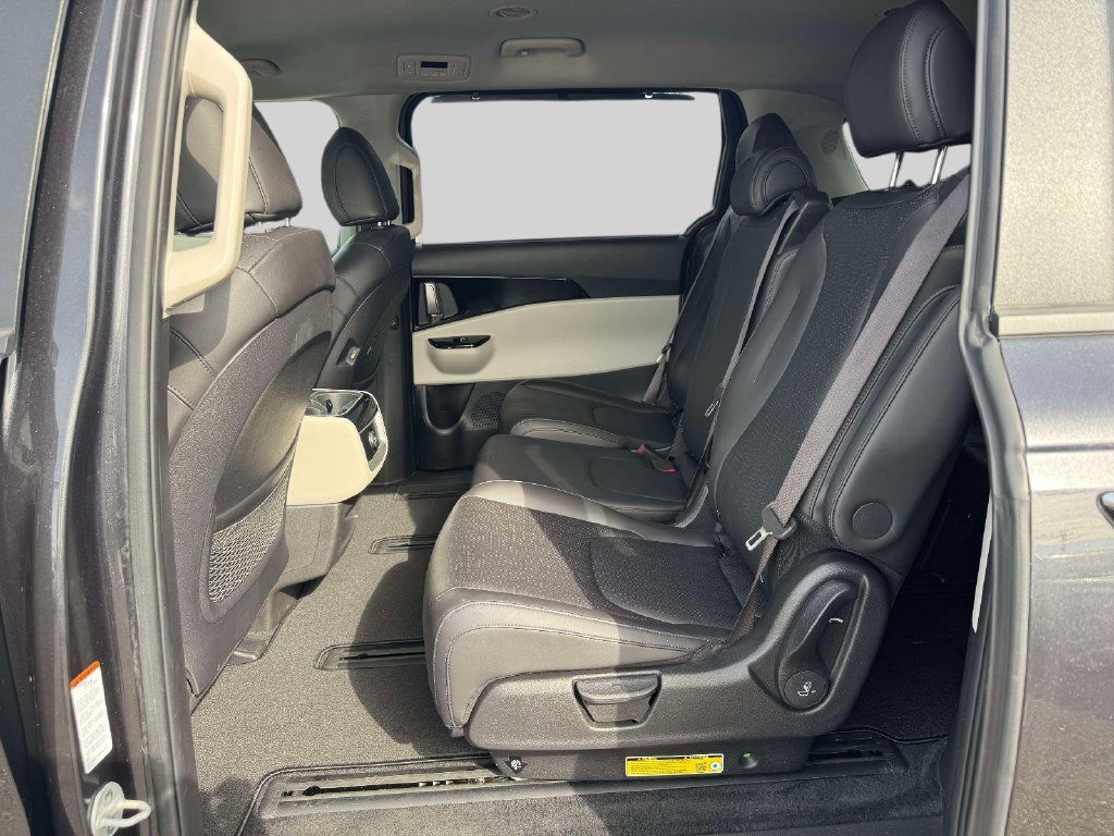 Used 2024 Kia Carnival EX FWD image 10
