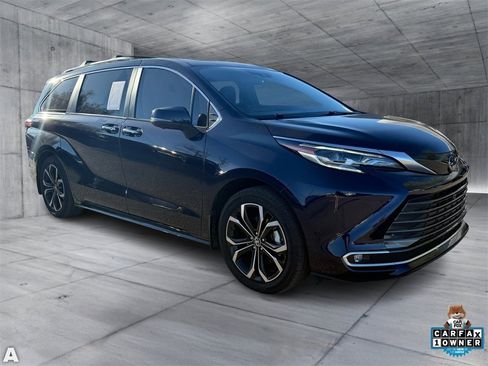 Used 2025 Toyota Sienna Platinum image 9