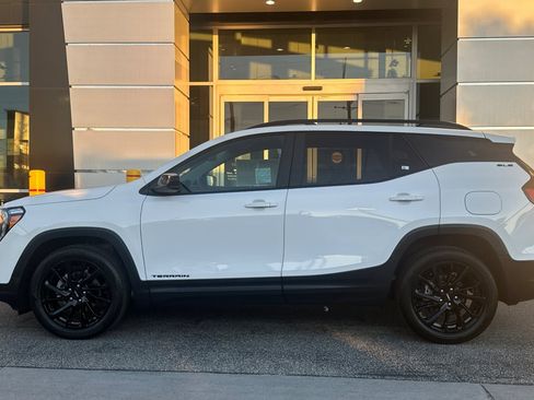 Used 2024 GMC Terrain SLE w/ Elevation Edition image 7