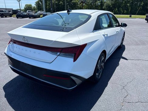 Used 2025 Hyundai Elantra SEL FWD image 3