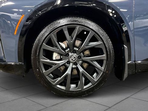 Certified 2025 Toyota Crown Signia image 10