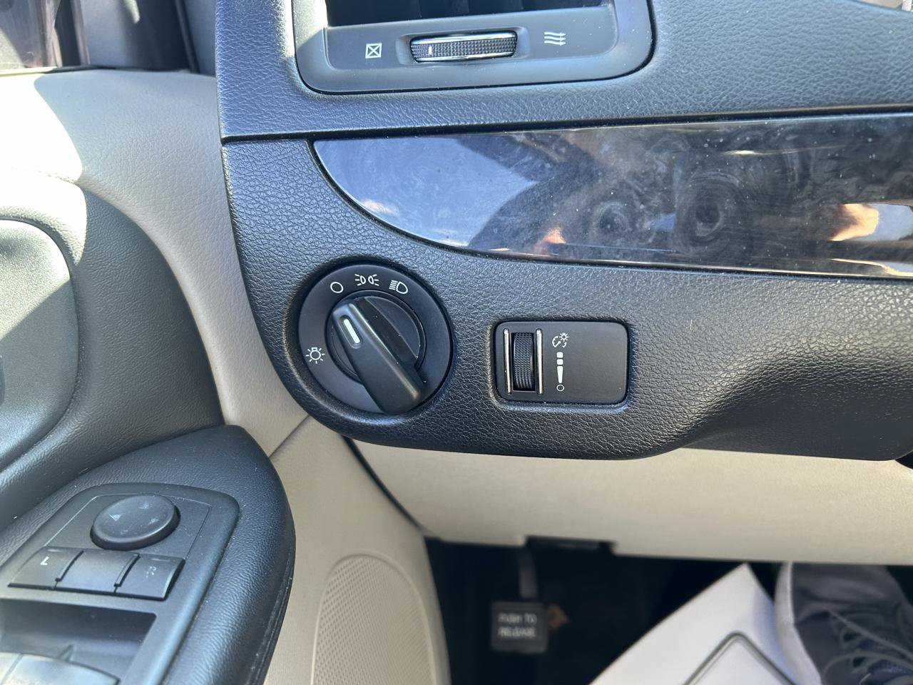 Used 2013 Dodge Grand Caravan SXT FWD image 24
