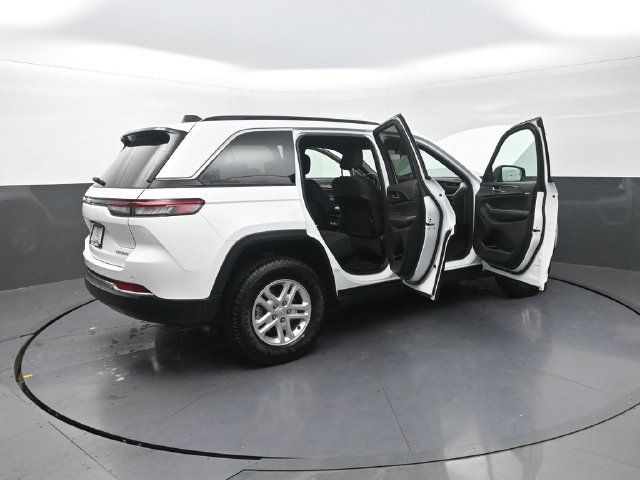 Used 2025 Jeep Grand Cherokee Laredo AWD/4WD image 35