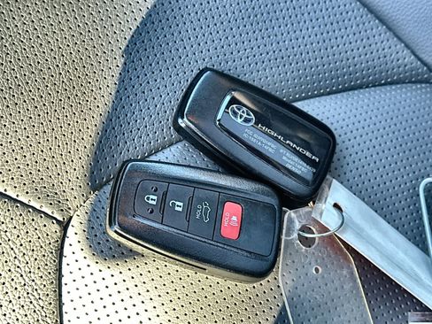 Used 2021 Toyota Highlander Platinum image 20