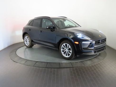 Certified 2026 Porsche Macan AWD/4WD image 9